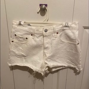 Levi’s white denim shorts💚